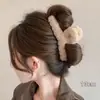 Novo prendedor de cabelo de garra grande de pelúcia 2026, prendedor de cabelo marrom de alta qualidade para mulheres, acessório de cabelo tipo pinça de tubarão para a parte de trás da cabeça, estilo retrô outono e inverno