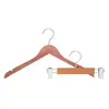 Colgador de Madera de Cedro Rojo Promocional sin Pintar y Set de Pinzas para Pantalones para Uso en Hogar y Hotel Colgador de Madera Maciza Antideslizante Fabricante Lote