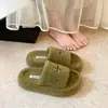 Chinelos fofos de sola grossa para mulheres, projetados para uso externo, com um elegante padrão cruzado e forro de algodão felpudo, nova coleção outono/inverno 2026
