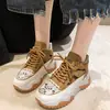 Sapatos Brancos Vazados Femininos 2026 Verão Novo Moda Casual Sapatos Para Pessoas Baixas Aumento de Altura Solado Macio Respirável Sapatos de Pai