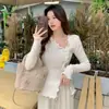 Camiseta de Tricô com Barra Irregular e Fenda Design de Primavera Outono Feminino Slim Fit Camada Base Manga Longa Top Curto