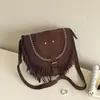 Bolsa de ombro transfronteiriça artística de camurça com franjas, uma bolsa de ombro de nicho e retrô para mulheres, bolsa transversal versátil e estilosa