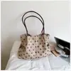 Bolsa simples retrô de camurça para mulheres, novo modelo 2026, bolsa de ombro grande para o dia a dia, bolsa tote fashion de bolinhas