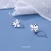 Pendientes Pequeños de Flor Estilo Bosque de Plata Pura S999 para Mujer, Simples y Versátiles, Dulces, Frescos, Modernos y de Alta Gama, Pendientes de Flor de Cinco Pétalos