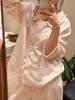 Suave conjunto de gasa doble rosa floral con cuello de volantes, dulce conjunto de cárdigan para casa