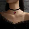 Gargantilha punk preta de veludo doce e cool transfronteiriça com pingente de coração e cruz de prata desgastada