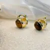 Brincos de tarraxa redondos pequenos e requintados estilo francês com Pedra Olho de Tigre e letra, dois lados, elegantes, doces, de alta qualidade, para mulheres
