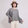 El top juvenil y elegante de Miyake para madres es una blusa holgada, plisada e irregular que disimula la grasa corporal y crea un efecto adelgazante, ofreciendo un estilo casual y relajado para mujeres en otoño.