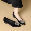 Zapatos de Salón Individuales de Puntera Cuadrada con Pedrería Estilo Francés Ligeramente Maduro para Mujer Aumentan la Altura Interior 5CM Tacón Medio Temperamento Versátil Piel Suave Zapatos para Viajar al Trabajo