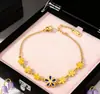 Lele Jewelry Pulseira de Aço Titânio Elegante e Versátil para Mulheres Novo Design Europeu e Americano Flor Margarida Dourada 18K Joia de Mão