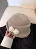 Otoño/Invierno Nuevo Estilo Ins Atmosférico Camelia 3D Sombrero Pequeño Regalo para Dama Sombrero Cubo Francés Hepburn con Ala Enrollada para Mujer