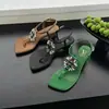 Sandálias de Uma Tira Florais com Pedras Strass e Pedras Preciosas para Banquete, Novas Sandálias de Cetim com Bico Quadrado e Salto Médio Grosso que Combinam com Vestidos