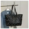 Bolsa de gran capacidad para chaqueta de plumón para mujer 2025 Nueva Otoño e Invierno Versátil Ins Nicho Bolso de mano Bolso tote de moda