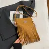 Bolso de Flecos con Remaches para Mujer Otoño e Invierno 2025 Bolso Bandolera de Hombro Moda Trendy Estilo Europeo y Americano Bolso Retro Esmerilado