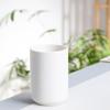 Taza de cerámica blanca y negra estilo japonés taza recta taza de té sin asa vaso para cepillo de dientes de hotel vaso para enjuague bucal con plato de bambú logo