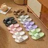 Nuevas pantuflas de baño de verano, pantuflas de hotel portátiles para mujer, para uso en casa, con una sensación cómoda, antideslizantes, estilo popular, sandalias de baño para niñas