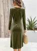 Ropa de Mujer Transfronteriza Europea y Americana Vestido de Terciopelo Estilo Nuevo Cuello Redondo Manga Larga Cintura Fruncida Ajustado Favorecedor Color Sólido Falda de Longitud Media