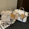 Moda de nicho transfronteiriça bolsa pequena quadrada de pelúcia feminina 2026 nova bolsa de pelo versátil bolsa tiracolo de grande capacidade fofa