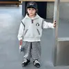 Conjunto de ropa de otoño para niños, elegante conjunto de tres piezas con chaleco con capucha para niños, nueva moda 2026, ropa moderna de primavera y otoño para niños pequeños