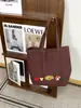 Bolsa de ombro em jeans lavado divertida e charmosa para outono e inverno, bolsa tote vintage com bordado de desenho animado desgastado, bolsa de tecido jovem e versátil
