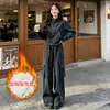 Conjunto de jaqueta moletom casual esportivo com forro de fleece espesso, estilo outono e inverno, que rejuvenesce, e calça cargo para mulheres