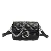Bolso pequeño cuadrado de moda estilo coreano para mujer, nuevo modelo 2026, bolso de hombro simple para debajo del brazo, elegante bolso bandolera con cadena y patrón de diamantes