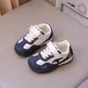 Nuevos Zapatos Infantiles Primavera/Verano 2026: Zapatos Deportivos Casuales Cómodos de Suela Suave para Niños, Zapatos de Moda Retro Estilo Coreano para Niñas Forrest Gump