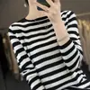 Camiseta listrada elegante e chique de manga longa para mulheres, perfeita para usar em camadas no outono, com gola redonda, corte justo e design jovial, uma peça de 2025 para o mercado internacional