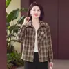 Camisa a cuadros de manga larga para madre, ligera, nuevo estilo primavera y otoño 2026, para mujeres de 50 años o más, ropa para mujeres de mediana edad y mayores, chaqueta camisa que rejuvenece