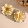 Goma para el pelo tipo scrunchie de doble capa con volantes, rayas amarillo crema estilo coreano para mujer, accesorio para el pelo fresco y dulce para recogido de moño, primavera y verano