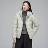 Jaqueta Leve de Penas de Pato Branco 90% Feminina Curta Outono/Inverno 2026 Nova Estilosa com Capuz Acolchoada em losangos Estilo Coreano Versátil Peça de Outerwear
