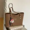Bolsa Tote Grande de Capacidad Retro 2026 Nueva Casual para Viajar al Trabajo de un Solo Hombro Versátil Bolso de Axila Bolso de Mano Bolsas Transfronterizas