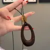 Estilo Harajuku ~ Collar con Colgante Ovalado Cortado en Cuerda de Cuero Negro para Mujer 2025 Nuevo Diseño de Nicho Cadena para Suéter Estilo Étnico