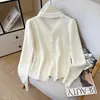 Blusa de tricô base grossa com gola halter e detalhes em renda para outono e inverno para mulheres, com design estiloso e botões de pérola, manga longa