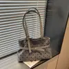 Bolso tote de lunares de nicho de estilo coreano muy elegante, nuevo modelo otoño 2026, bolso de hombro casual de gran capacidad para el trabajo y los desplazamientos