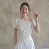 Camiseta Blanca de Falso Dos Piezas sin Hombros de Manga Corta para Mujer, Verano, Diseño Consciente, Nicho, Plisada, Francesa, Top Pequeño Super Bonito