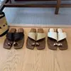 Chinelos de palha estilo férias com salto grosso para mulheres, calçados de verão para uso externo, novas sandálias estilo francês 2024