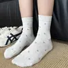 Meias florais retrô para mulheres, meias de algodão de outono, meias brancas da moda estilo japonês de cano médio combinadas com tênis de treino alemães, meias folgadas para o outono