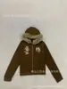 Jaqueta Cardigan Y2K Millennial com Gola Grande de Pelo Bordado Totem Retrô Marrom Slim Fit Modeladora Hot Girl Moletom com Capuz