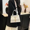 La popular bolsa de rombos de hilo bordado de este año para mujer 2025 nueva bolsa de hombro textura de estilo extranjero cadena bandolera bolsa cuadrada pequeña