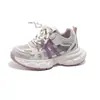 Tenis gruesos de malla, nuevo estilo primavera 2026, zapatos infantiles al por mayor, zapatos deportivos para estudiantes de suela blanda, zapatos casuales versátiles de suela blanda