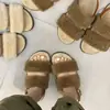 Coleção de verão 2026 estilo coreano: sapatos femininos fofos, de sola grossa, casuais e versáteis, sandálias de praia de bico aberto