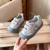 Zapatillas Deportivas Transpirables de Suela Suave para Niñas 2026 Primavera y Otoño Zapatillas de Entrenamiento Alemanas con Velcro Ligeras Antideslizantes de Malla para Niños