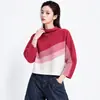 Top estilo Miyake con un diseño único, nueva colección 2026, con cuello volante, mangas murciélago, corte holgado y longitud corta que oculta el cuerpo y crea un efecto adelgazante