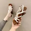 Encuentro Primero Temporada 2026 Nuevos Zapatos de Verano para Mujer Sandalias de Punta Cuadrada Tacón Bajo Correa Trasera Versátiles Suela Suave Punta Abierta Zapatos Romanos