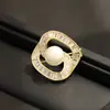 Broche de Concha com Zircônia de Design de Luxo Nicho para Mulheres 2025 Novo Acessório de Roupa Alfinete Lapela de Terno Corsage