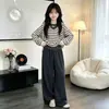 Conjunto fino doce e bonito para meninas, nova coleção primavera/outono, com um moletom com capuz listrado de estilo descontraído, um colete e calças de perna larga - um conjunto de três peças