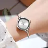 Nuevo reloj de cuarzo para mujer con esfera en forma de diamante, correa de acero tipo brazalete, estilo nicho de lujo ligero, versátil para el trabajo, reloj individual al por mayor