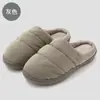 Nuevas pantuflas de algodón impermeables para hombre, adecuadas para otoño e invierno, diseñadas para uso en interiores, con suelas antideslizantes, que brindan calidez y cuentan con un diseño simple y ligero que también se puede usar al aire libre. Disponible al por mayor para estilos de mujer