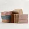 Suministro exclusivo transfronterizo de bolsas de almacenamiento para joyería de microfibra, bolsas tipo sobre con botón de presión de doble cara de terciopelo, hechas a medida con logo en relieve